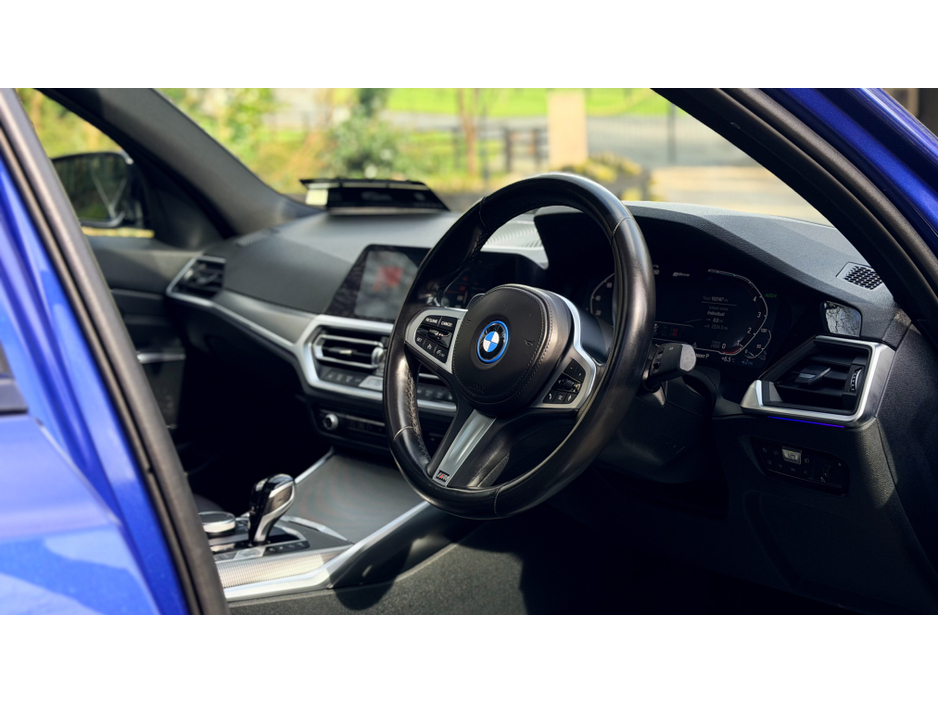 2022 BMW 3 Series - image 5