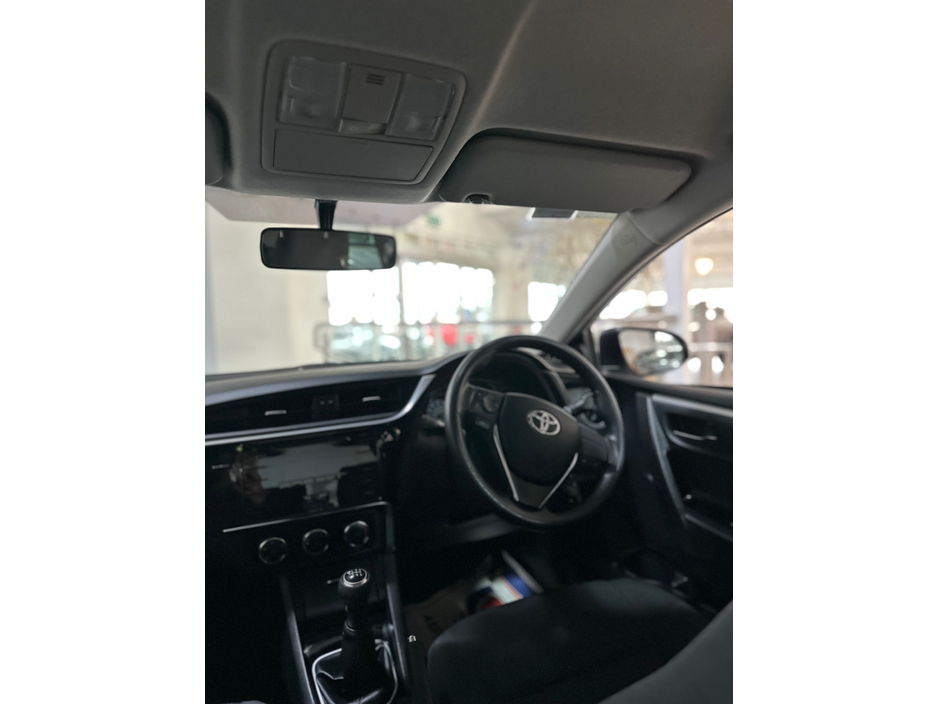 2018 Toyota Corolla - image 3