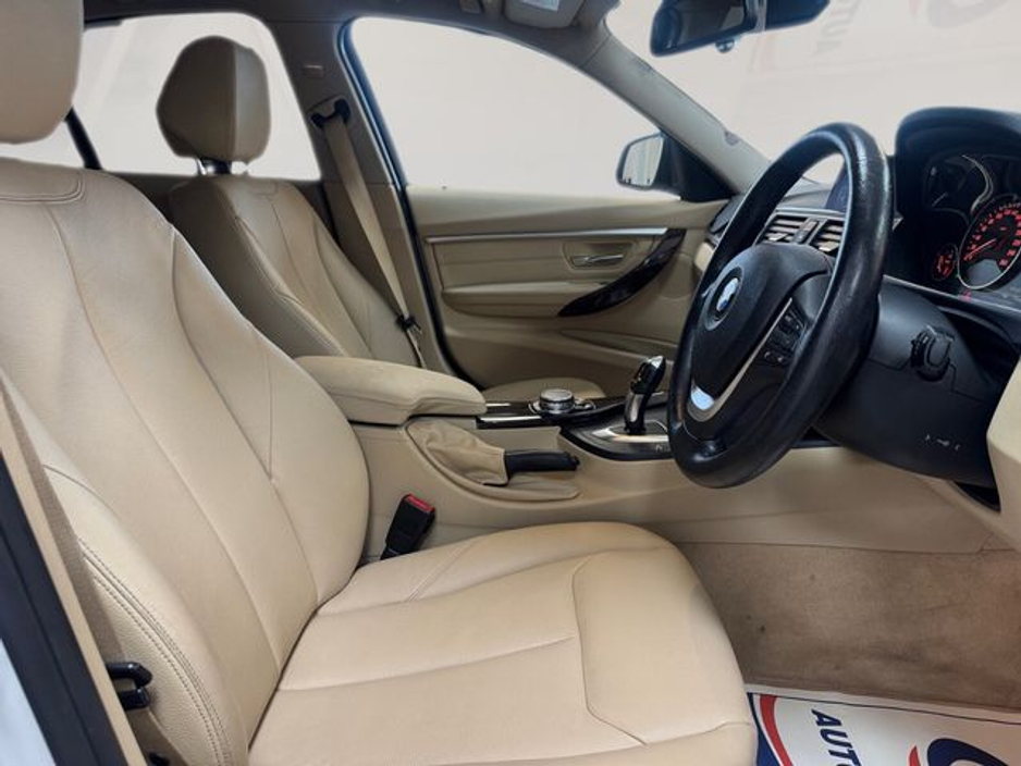 2016 BMW 3 Series - image 11