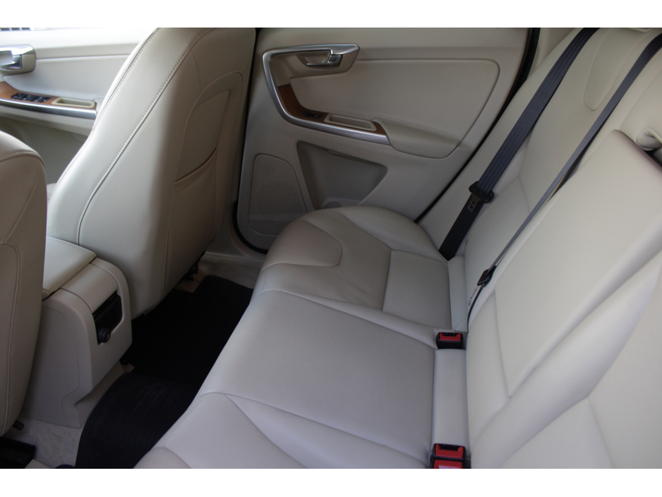 2017 Volvo XC60 - image 19