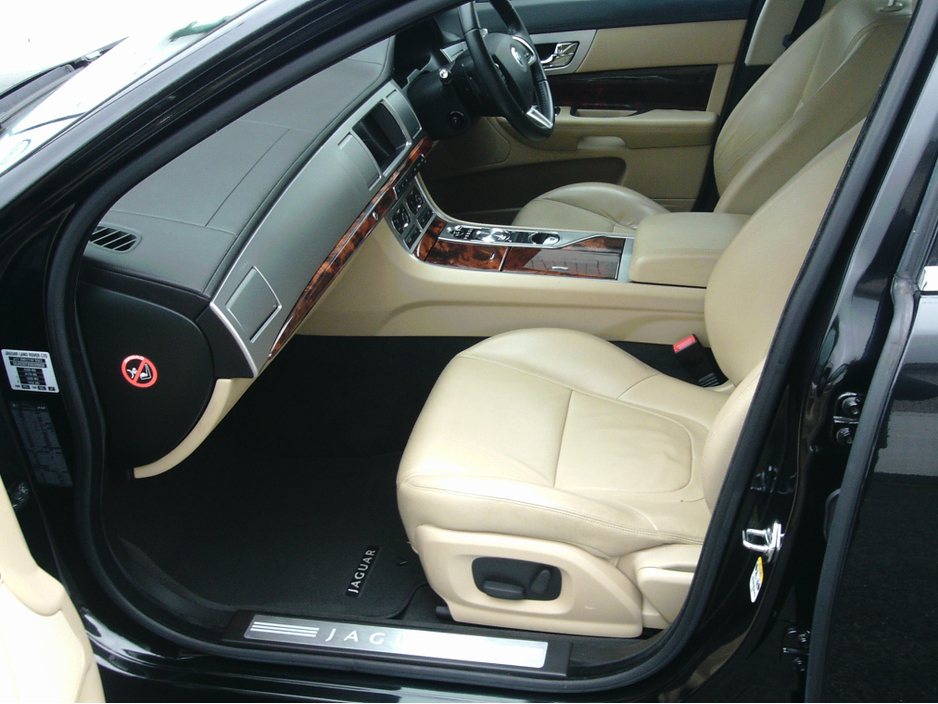 2014 Jaguar XF - image 15