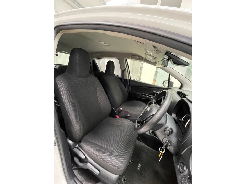 2017 Toyota Yaris - image 11