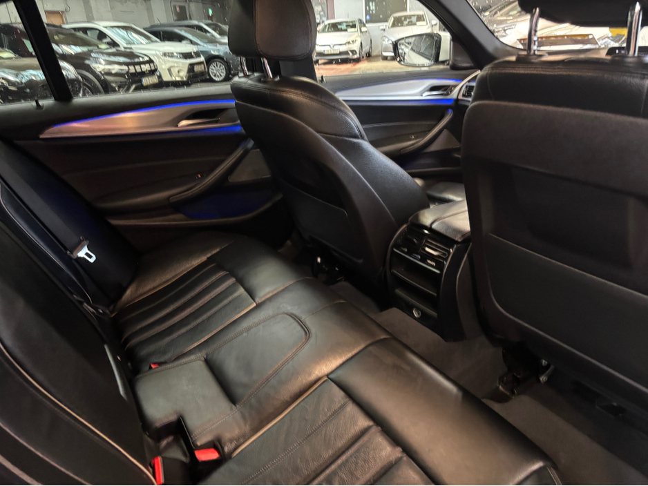 2018 BMW 5 Series - image 16