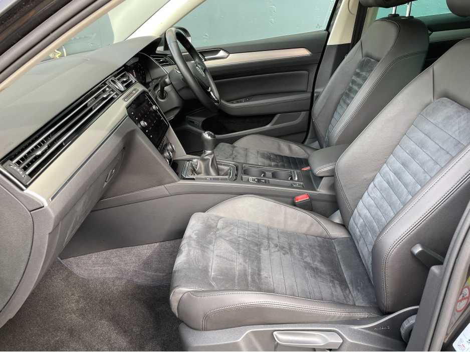 2019 Volkswagen Passat - image 9