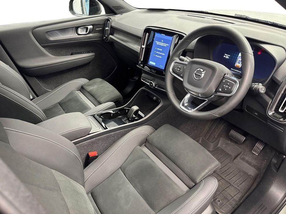 2024 Volvo XC40 - image 6