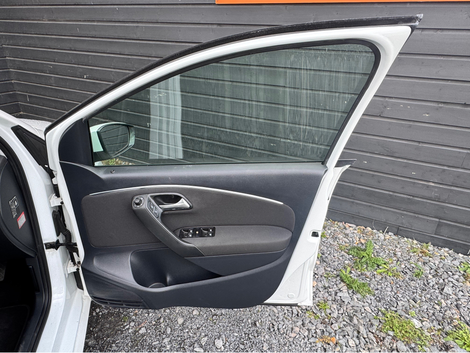 2015 Volkswagen Polo - image 15