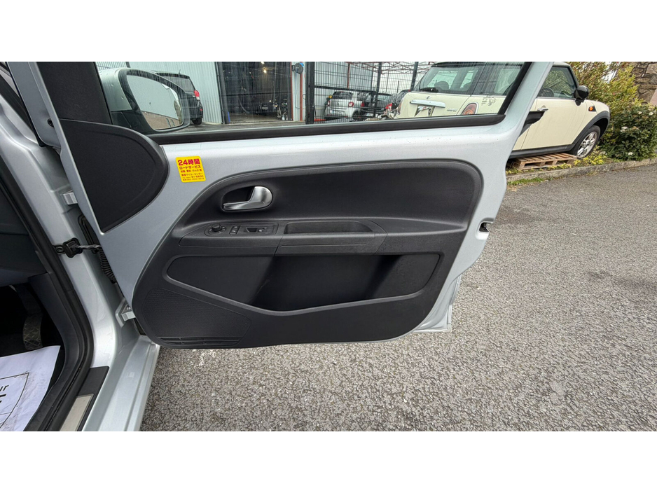 2014 Volkswagen up! - image 10