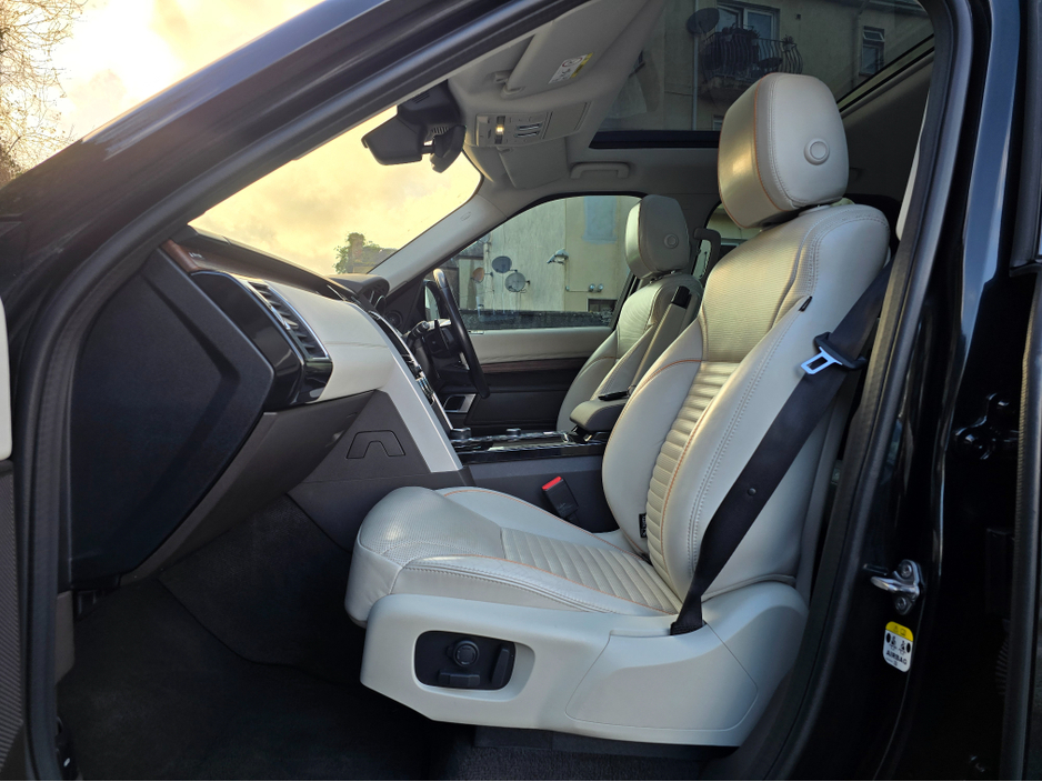 2017 Land Rover Discovery - image 12