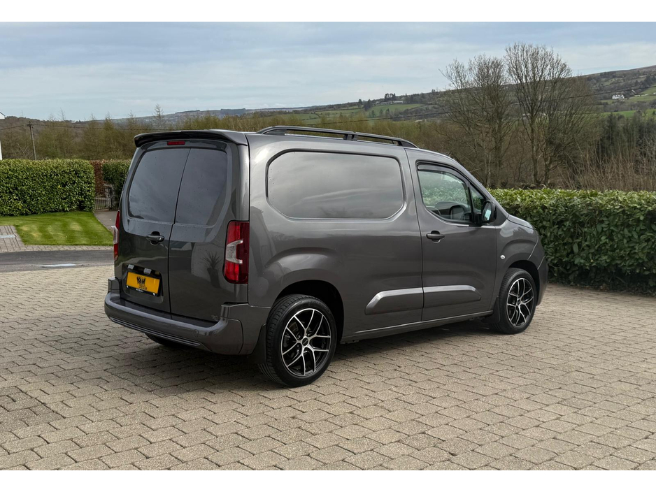 2022 Peugeot Partner - image 3