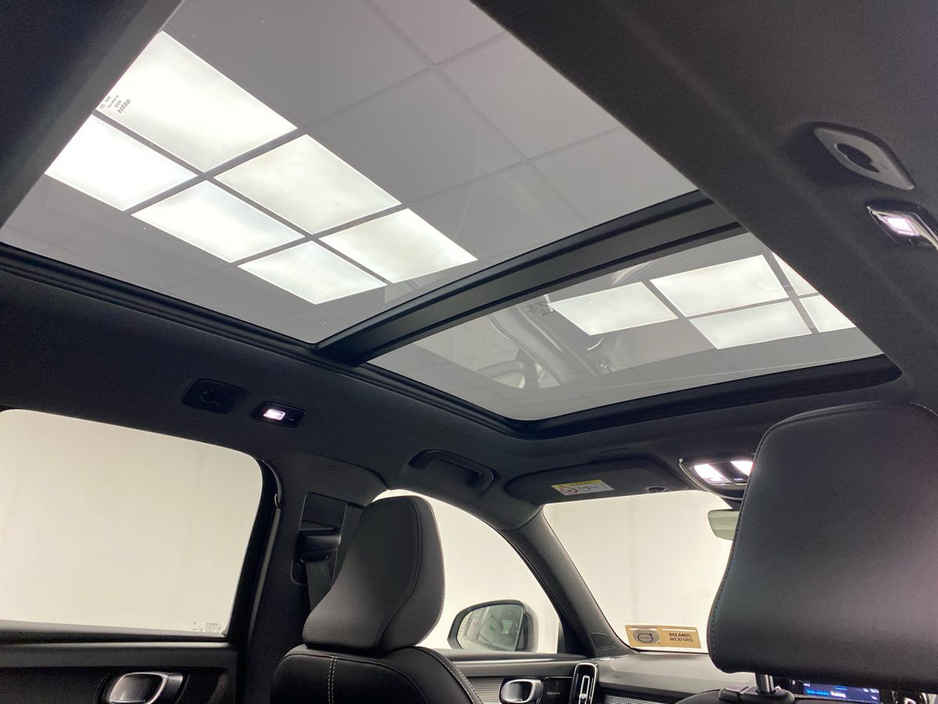 2022 Volvo XC40 - image 25