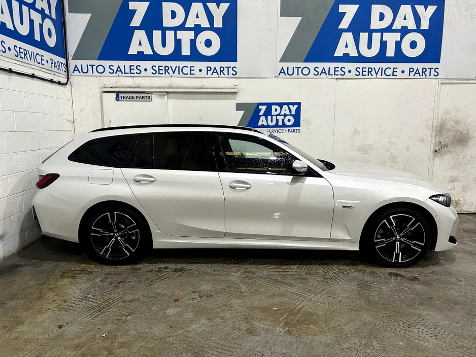 2023 BMW 3 Series - image 3