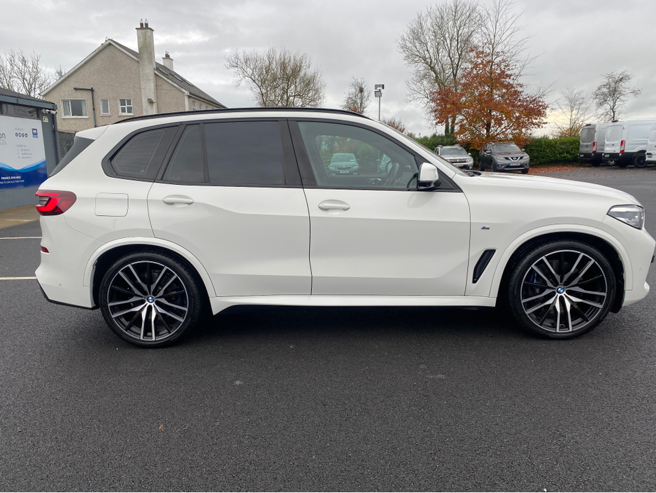 2020 BMW X5 - image 4