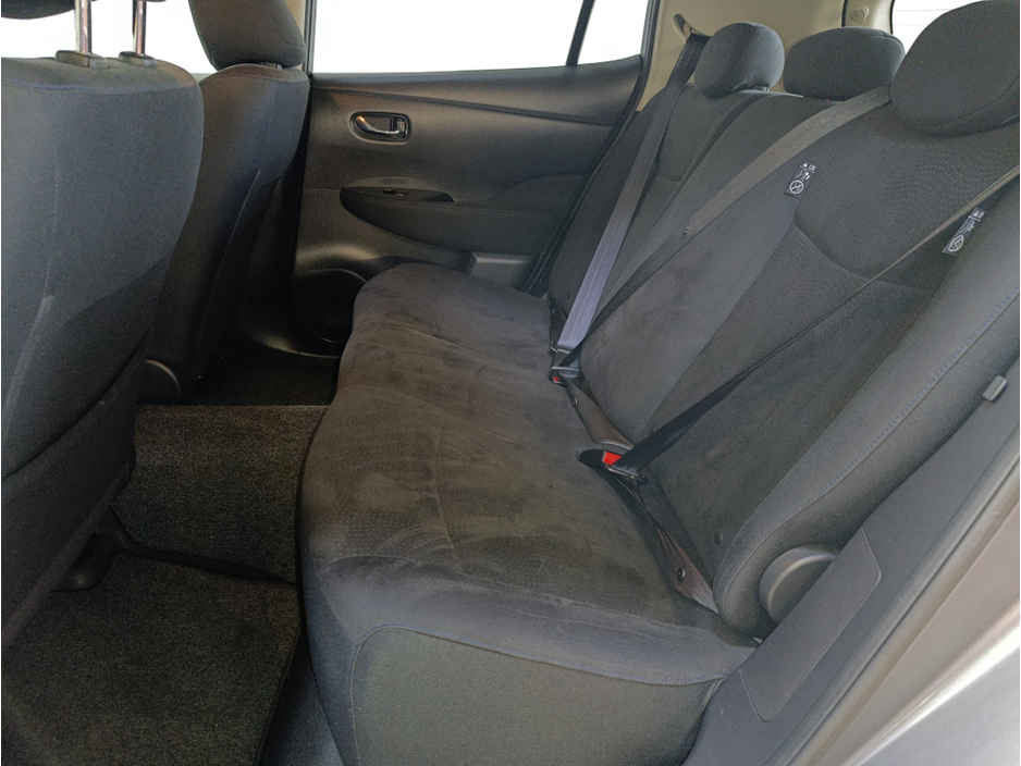 2016 Nissan Leaf - image 12