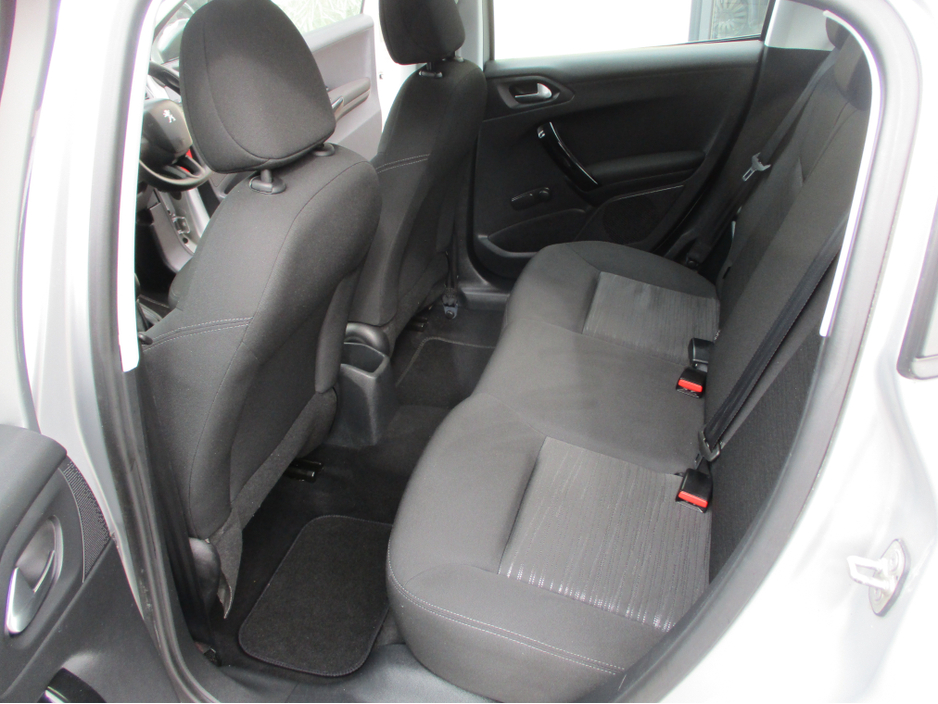 2017 Peugeot 208 - image 12