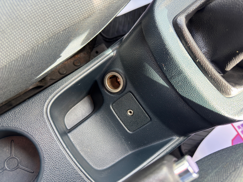 2010 Ford Fiesta - image 17