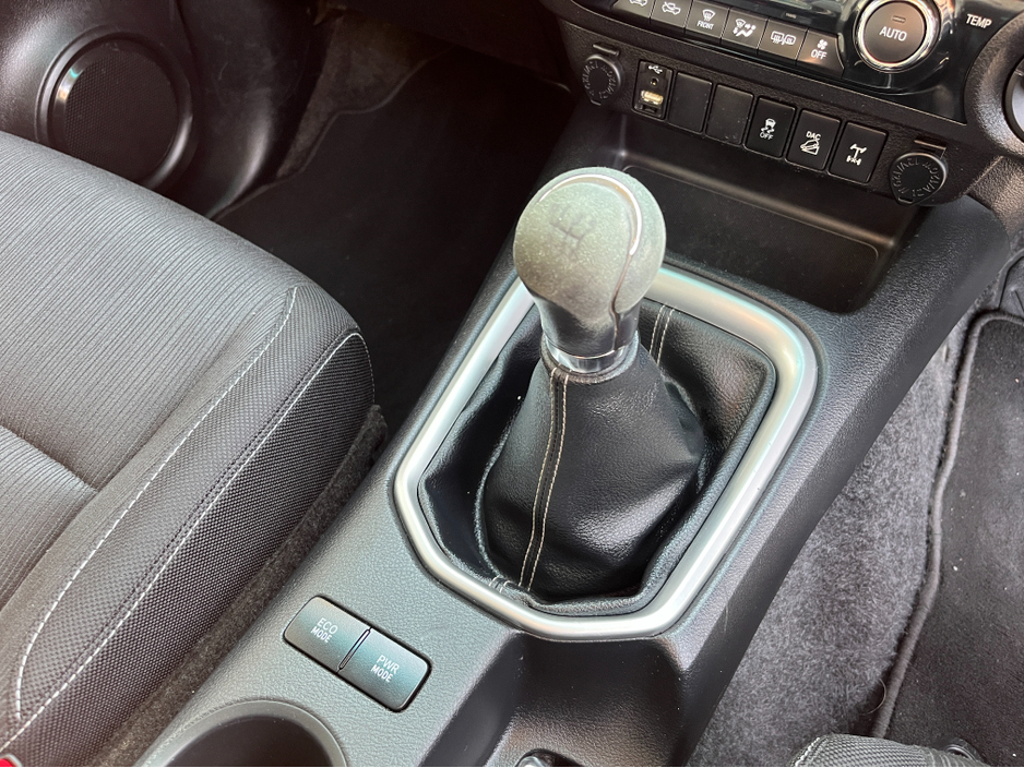 2017 Toyota Hilux - image 16