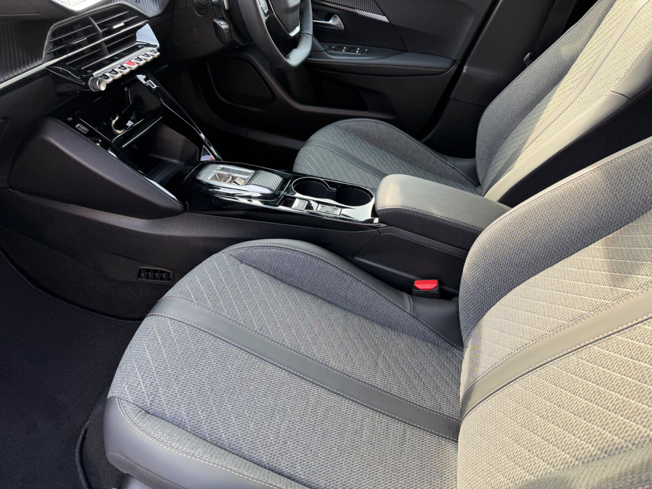 2025 Peugeot 2008 - image 8