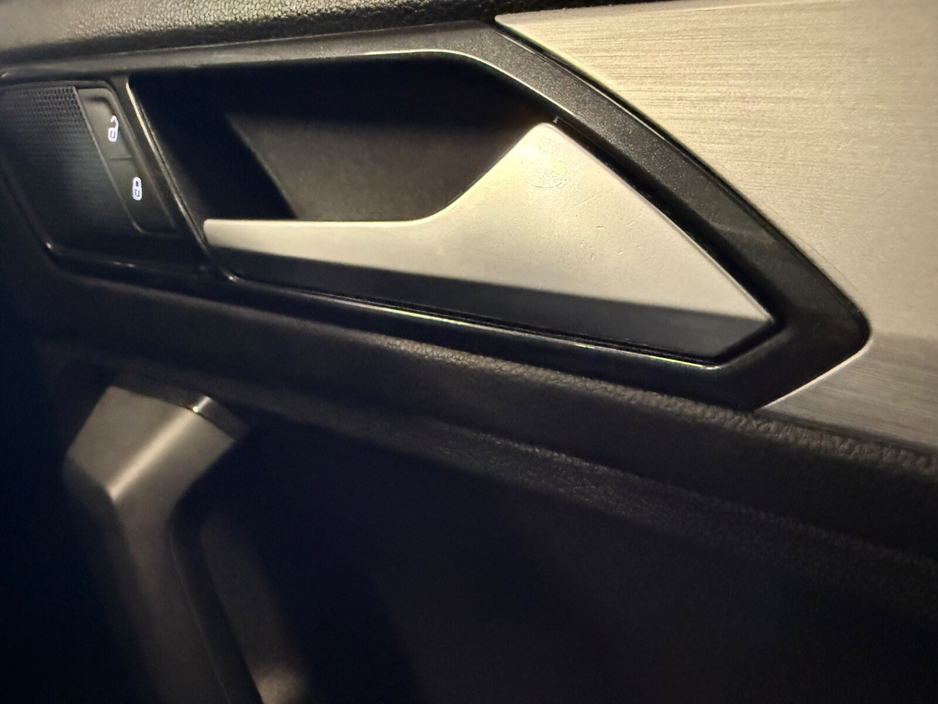 2017 Volkswagen Tiguan - image 25