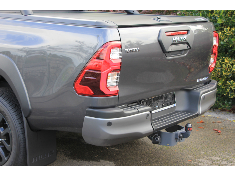2025 Toyota Hilux Invincible X * Roll cover and bars inc €66,358