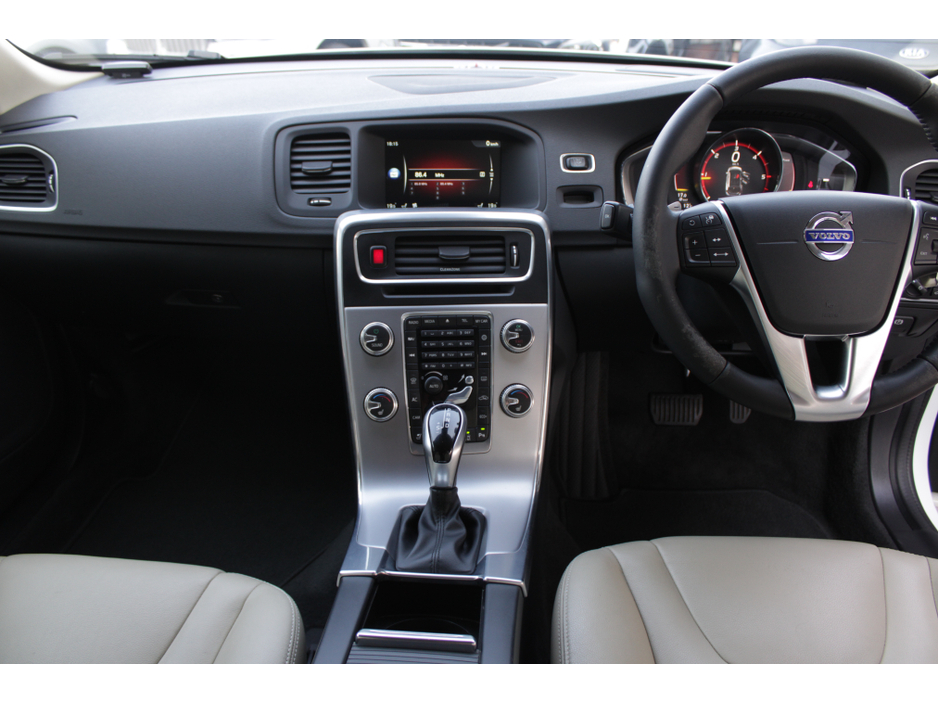 2016 Volvo V60 CROSS COUNTRY - image 17