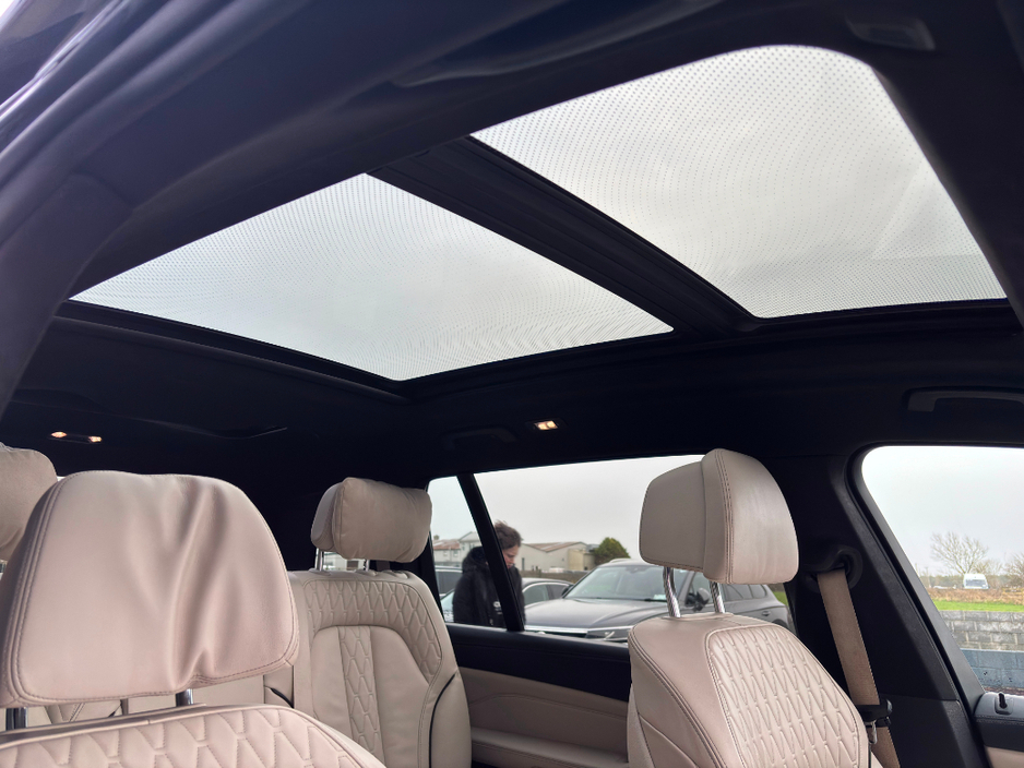 2021 BMW X7 - image 16