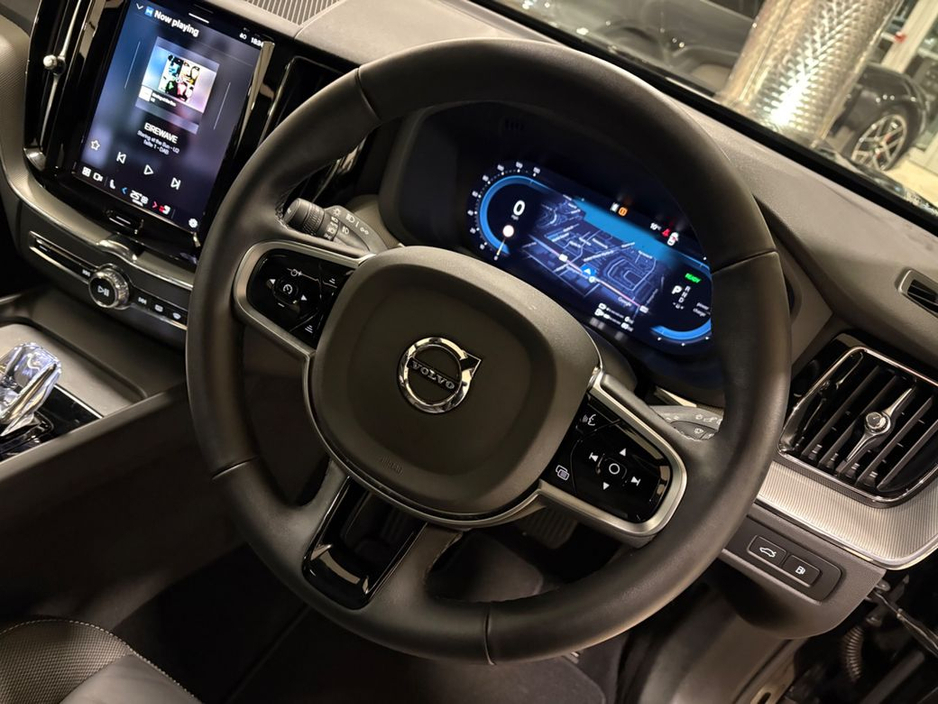 2025 Volvo XC60 - image 22