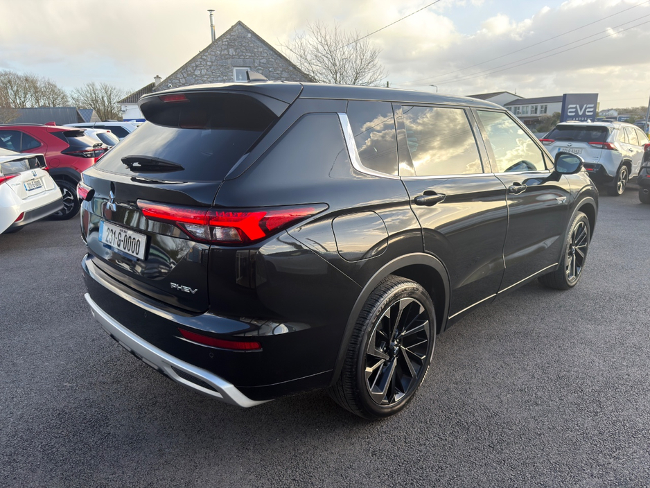 2023 Mitsubishi Outlander - image 3