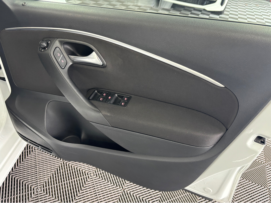 2014 Volkswagen Polo - image 6