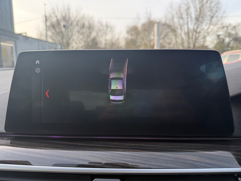 2017 BMW 5 Series - image 22