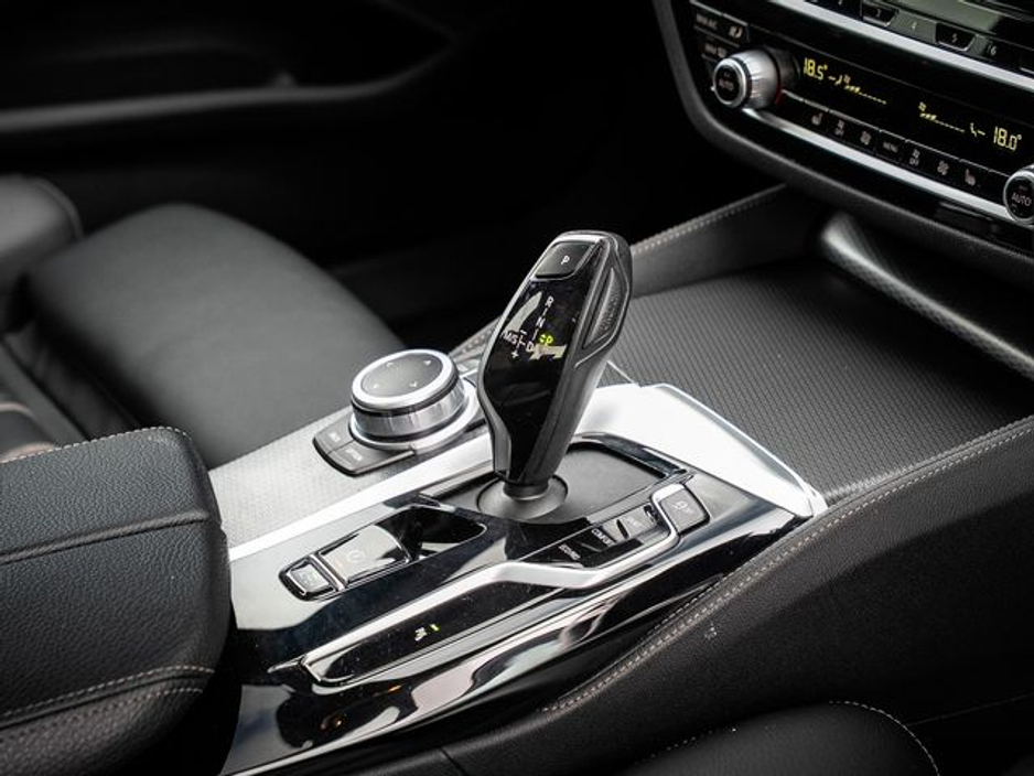 2022 BMW 5 Series - image 9