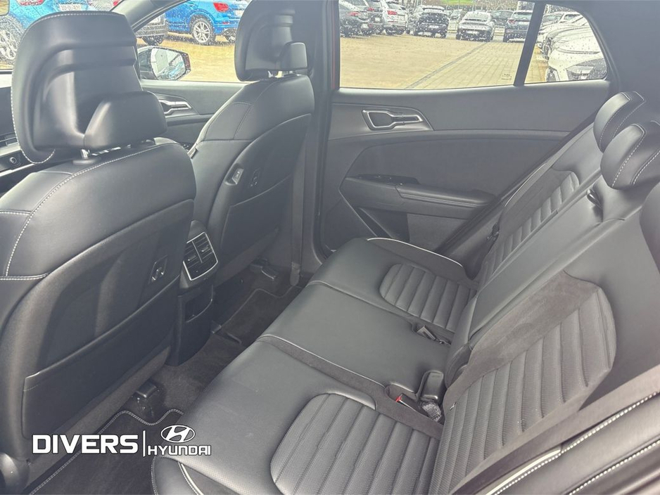 2022 Kia Sportage - image 11