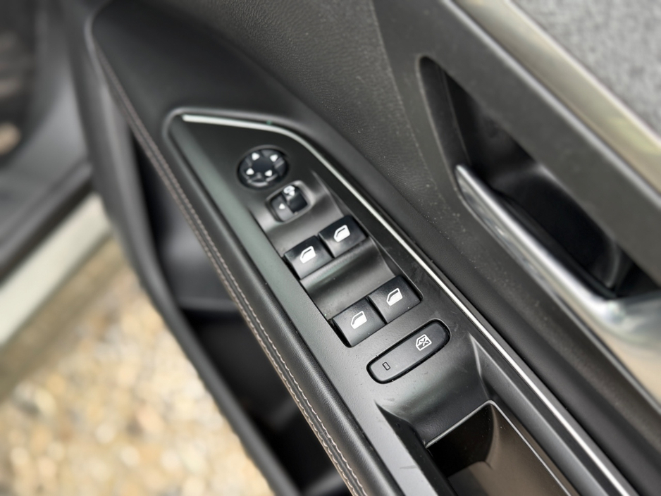 2018 Peugeot 5008 - image 17