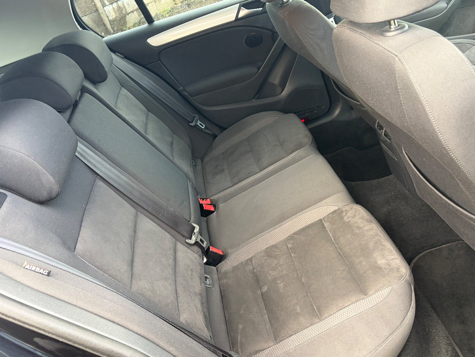 2012 Volkswagen Golf - image 4