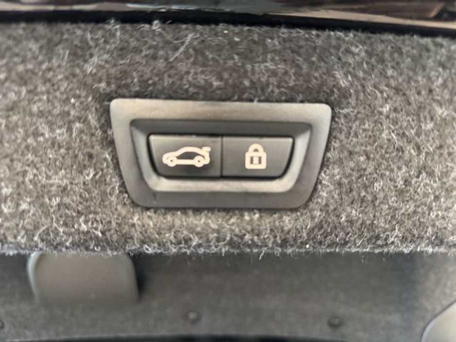 2020 BMW 5 Series - image 20