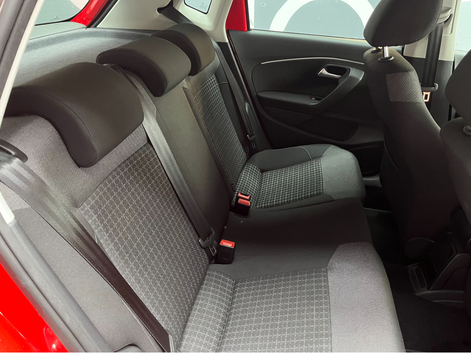 2014 Volkswagen Polo - image 11