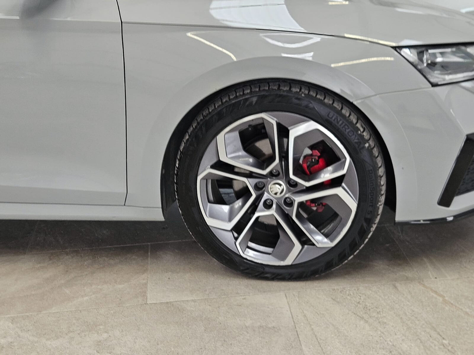 2021 Skoda Octavia - image 6