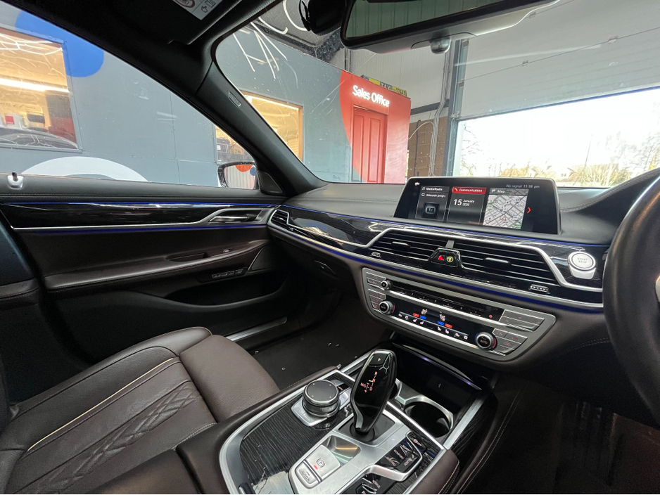 2017 BMW 7 Series 2017 BMW 740E IPERFORMANCE M-SPORT 2.0AUTOMATIC / CRUISE CONTROL / 360° PARKING CAMERA / ELECTRIC MEMORY HEATED & MASSAGING SEATS / PADDLE SHIFTERS / PANORAMIC SUNROOF / HEATED REAR SEATS