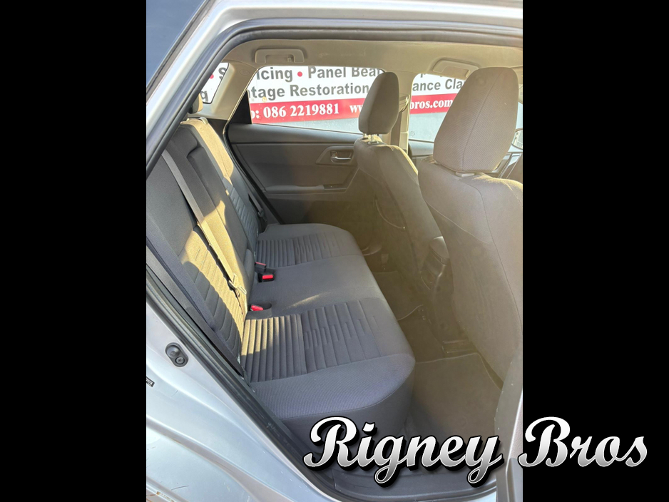 2016 Toyota Auris - image 7