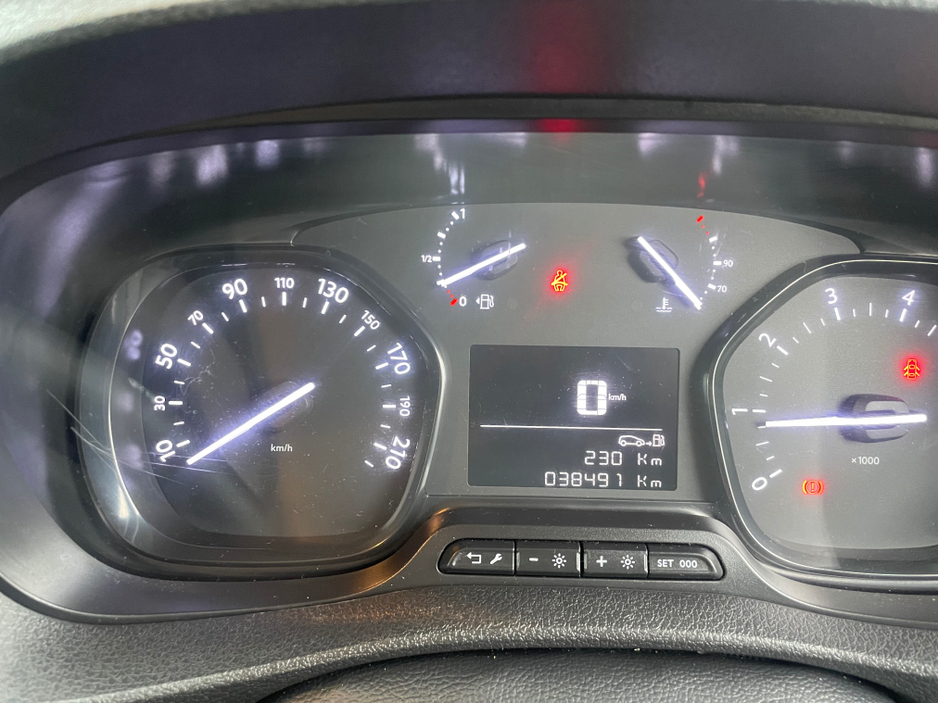 2022 Opel Vivaro - image 5