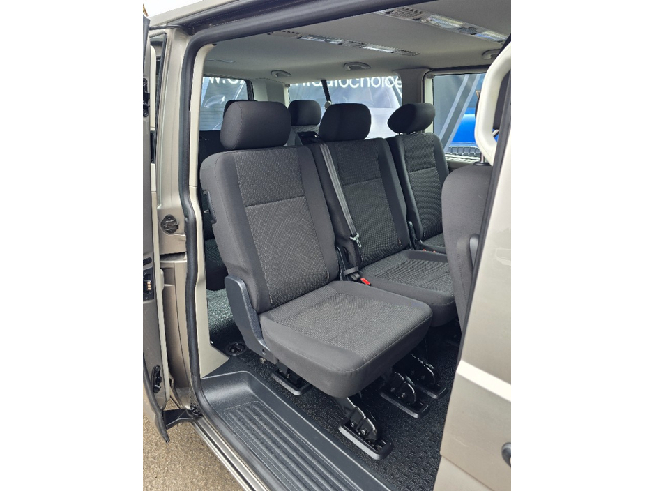 2018 Volkswagen Transporter - image 5