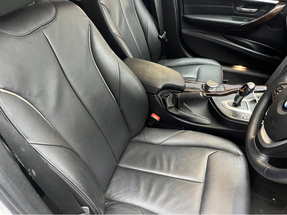 2019 BMW 3 Series - image 12