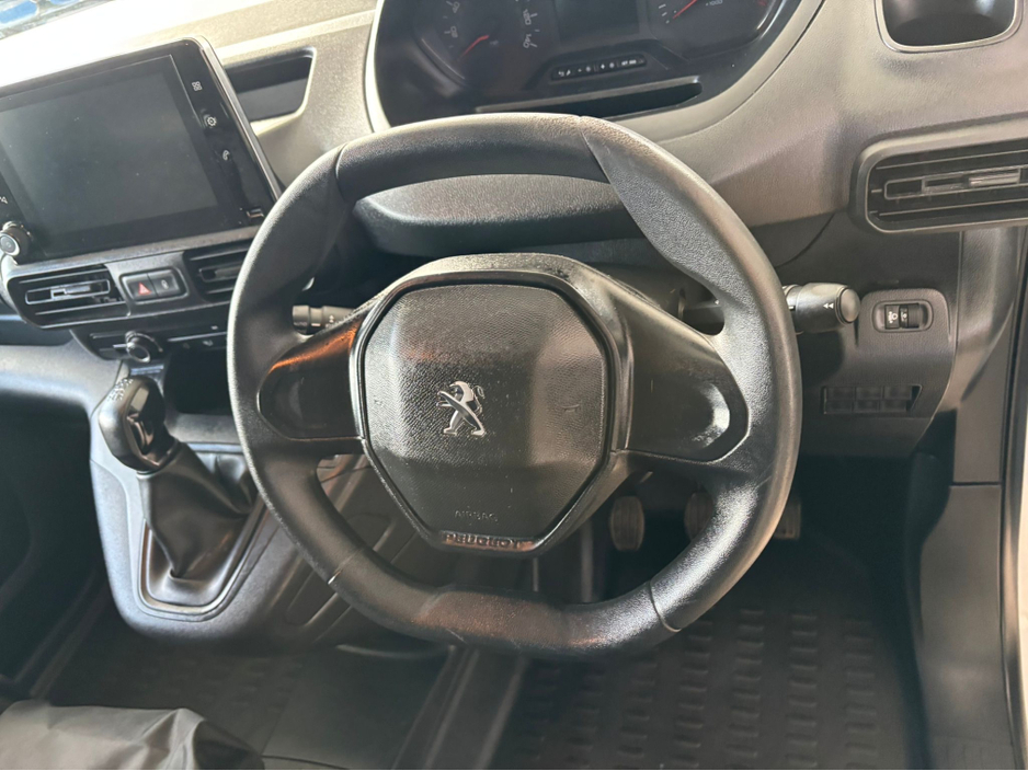 2020 Peugeot Partner - image 8