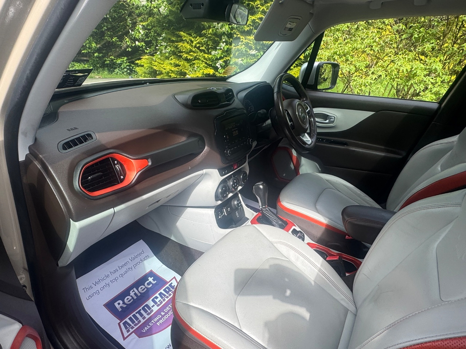 2015 Jeep Renegade - image 5