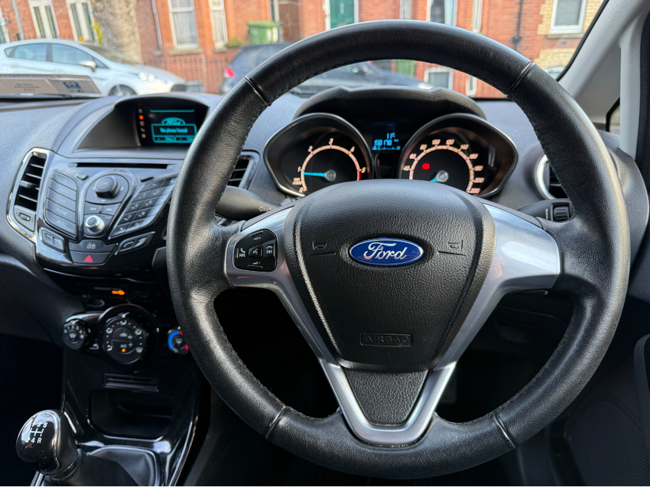 2015 Ford Fiesta - image 14