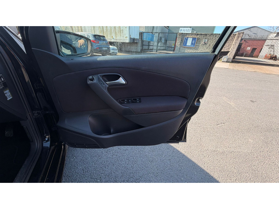 2013 Volkswagen Polo - image 10