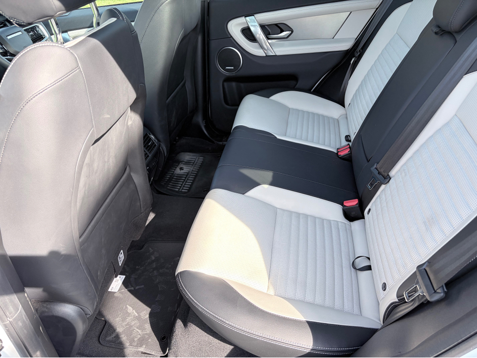 2023 Land Rover Discovery - image 20