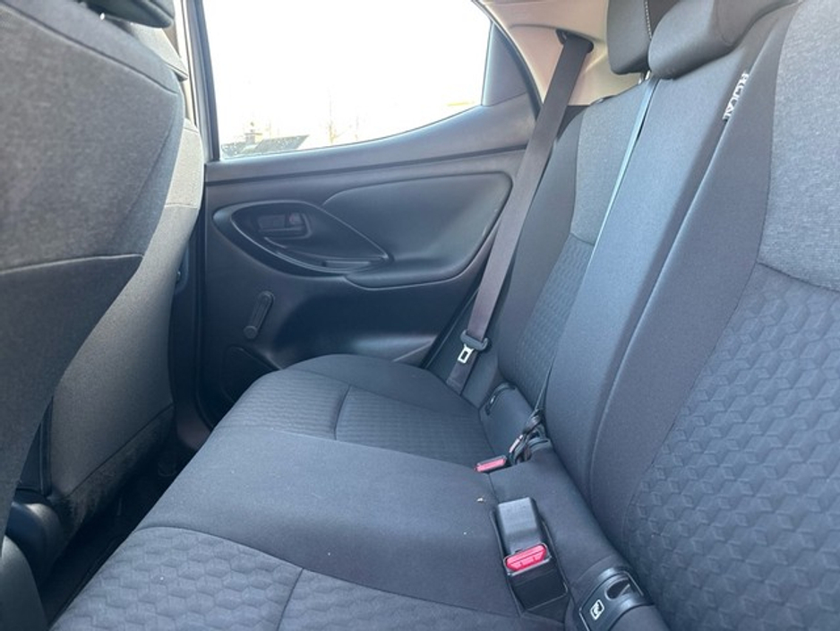 2021 Toyota Yaris - image 7