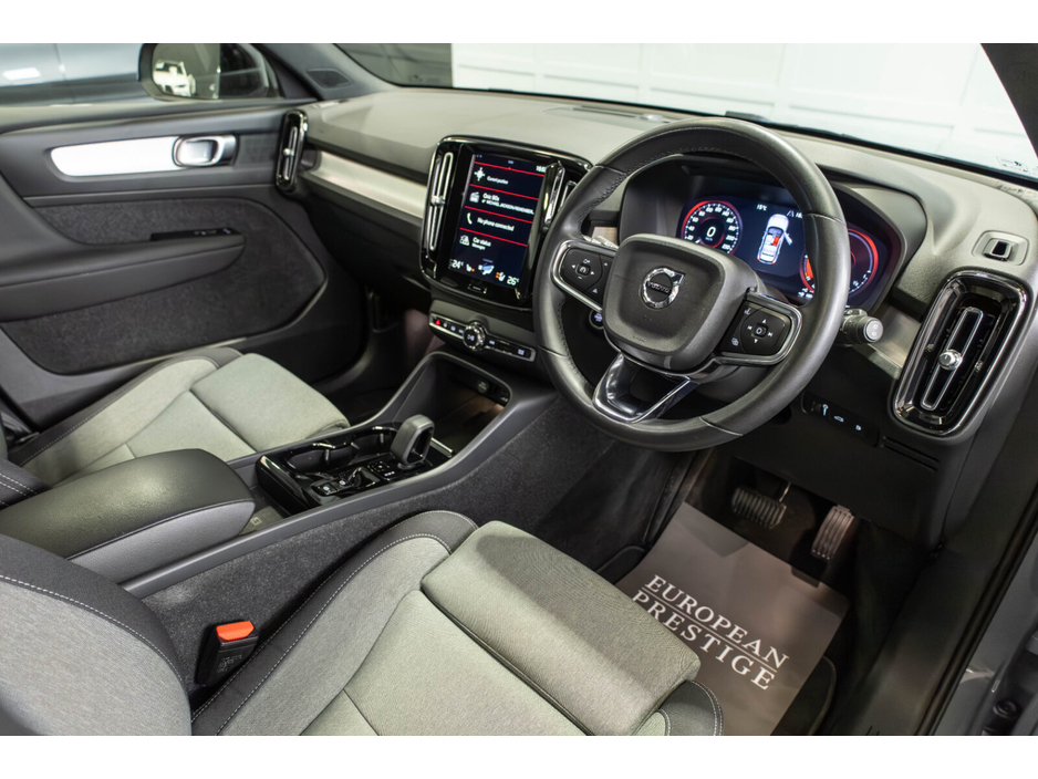 2022 Volvo XC40 - image 8