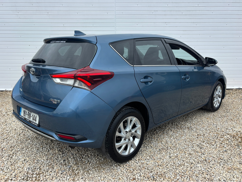 2016 Toyota Auris - image 3