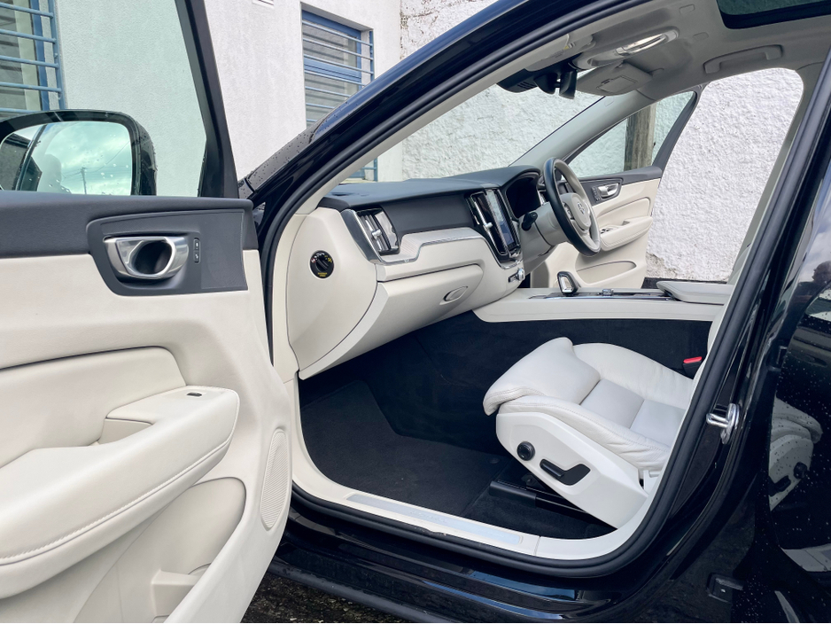 2023 Volvo XC60 T6 RECHARGE PHEV PLUS DARK AWD AUTO 5DR €39,995